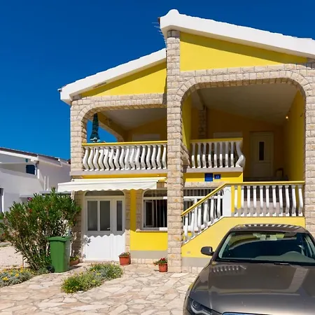 With A Parking Space - 18131 Daire