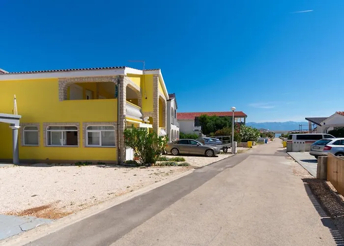 With A Parking Space - 18131 * Vir